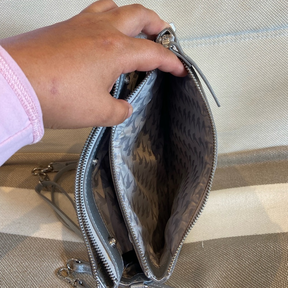 Lo & Sons Metallic Silver Crossbody Bag - Picture 5 of 8